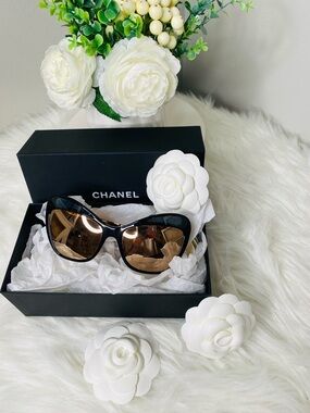 CHANEL Cat Eye Sunglasses-Authentic. Black Acetate and Rose Gold Arms. Like New